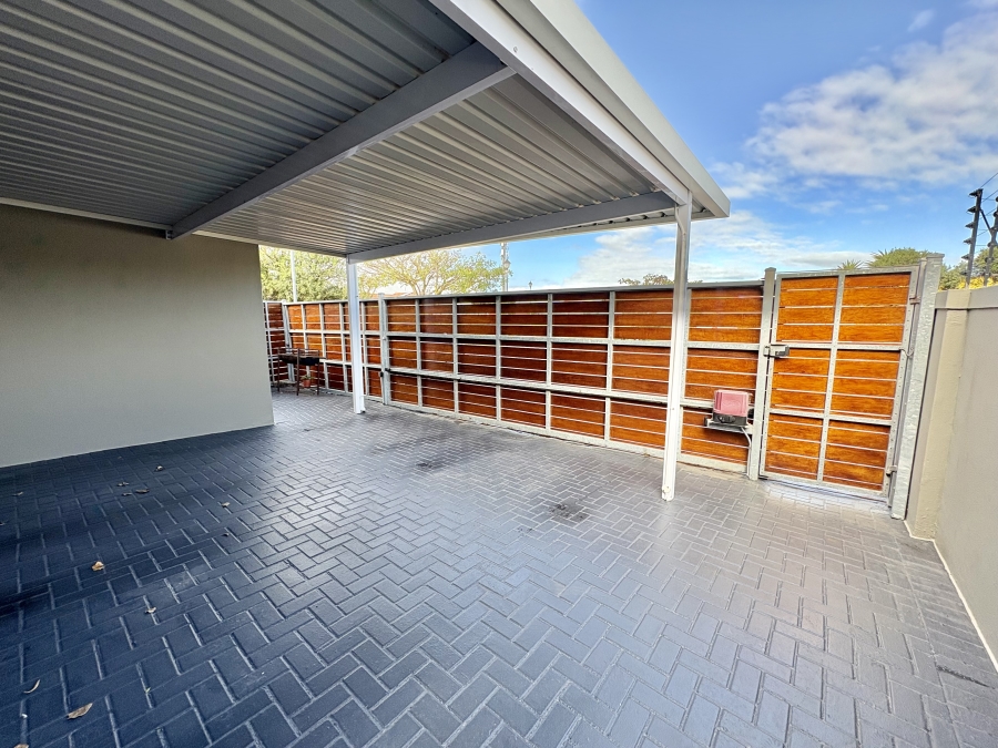 5 Bedroom Property for Sale in Parklands North Western Cape